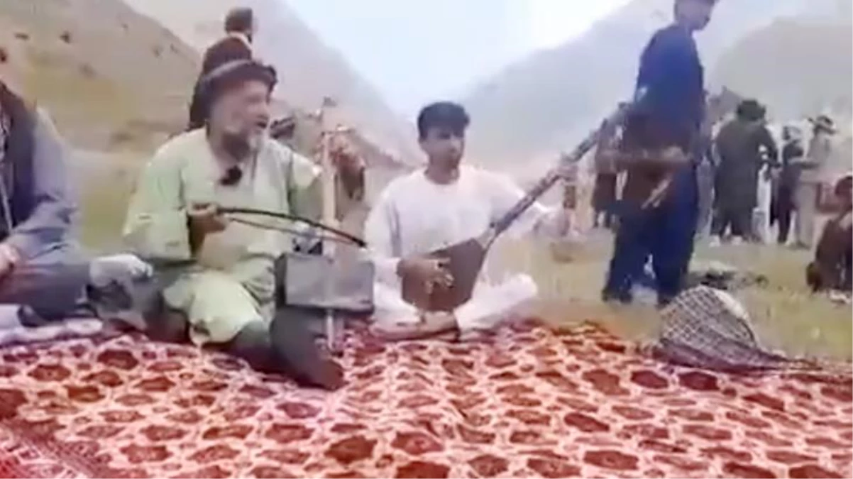 Taliban üyeleri, Afgan müzisyen Favad Andarabi\'yi öldürmeden önce evinde çay içmiş