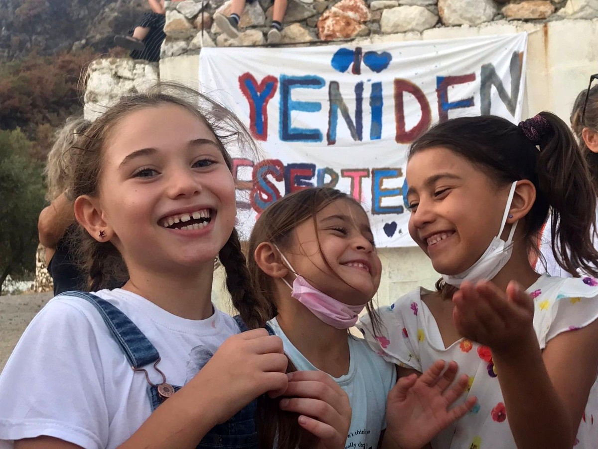 Yangın bölgesindeki çocuklar için şenlik düzenlediler