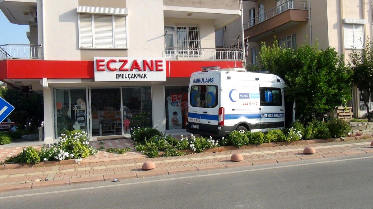 Son dakika haber | Yoldan çıkan ambulans az daha eczaneye giriyordu