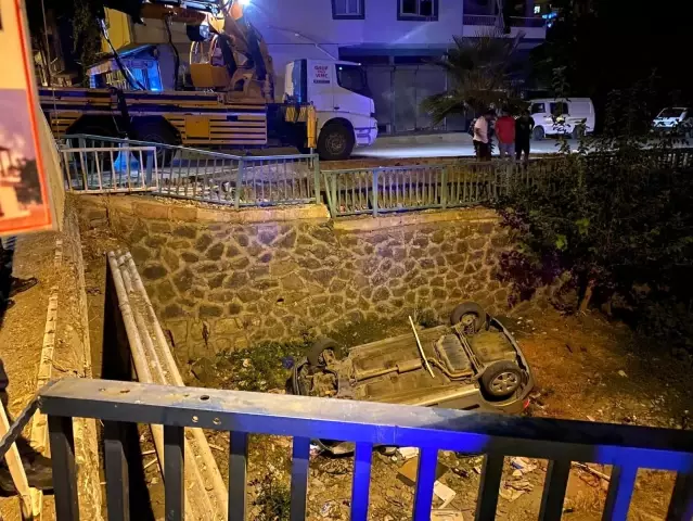 Yoldan çıkan otomobil dereye uçtu: 3 yaralı