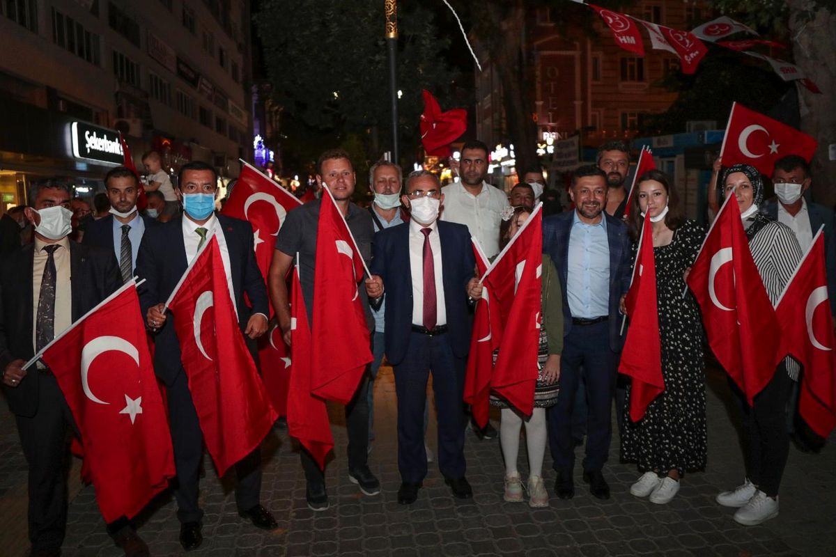 Zafer Bayramı\'nda Türk bayrağı dağıttılar