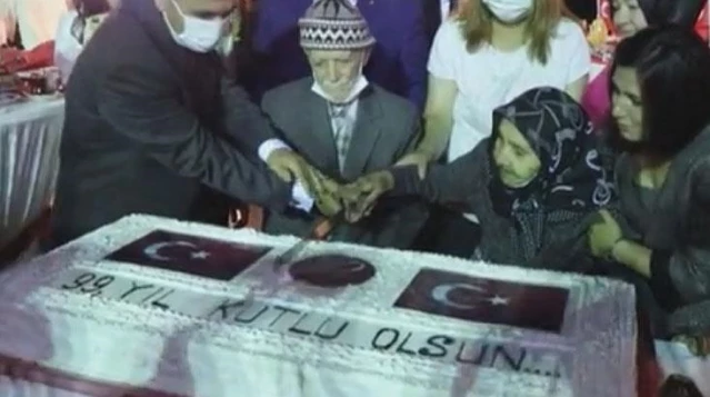 Zafer Bayramı'nın 99. yıl pastasını 99 yaşındaki Yusuf Dede ve eşi kesti