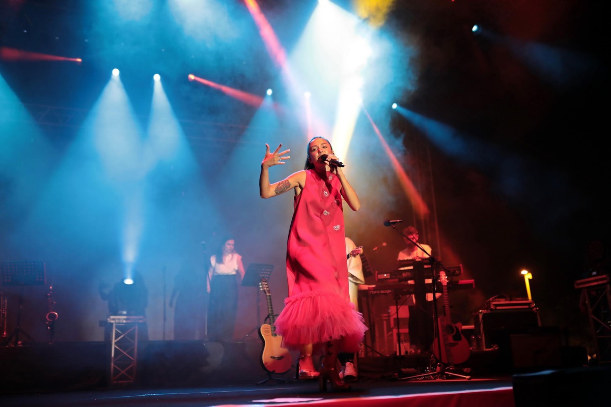 Zeynep Bastık ilk kez belediye konserine Akhisar\'da çıktı