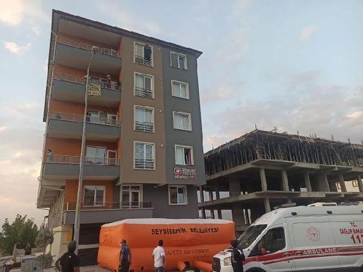 2 çocuk annesi, 5\'inci kattaki evinin penceresine çıkıp intihara kalkıştı