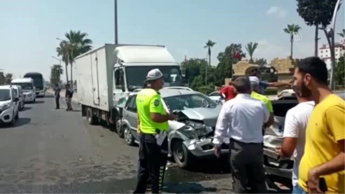 Son dakika haberi... 6 aracın karıştığı zincirleme trafik kazasında 3 kişi yaralandı