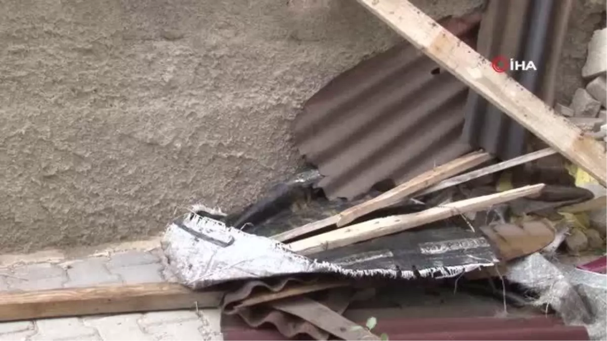 Ankara\'da şiddetli rüzgar bir binanın çatısını uçurdu