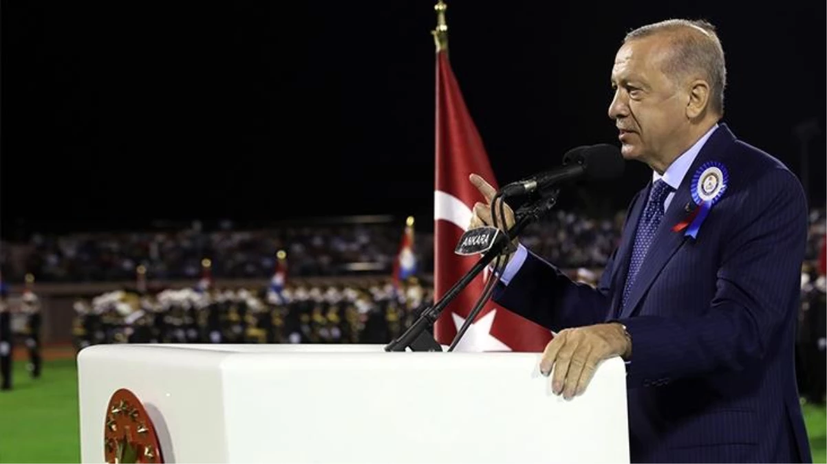 Ankara\'daki törene Cumhurbaşkanı Erdoğan\'ın subaylara okuduğu şiir damga vurdu: Şu kopan fırtına Türk ordusudur yâ Rabbi
