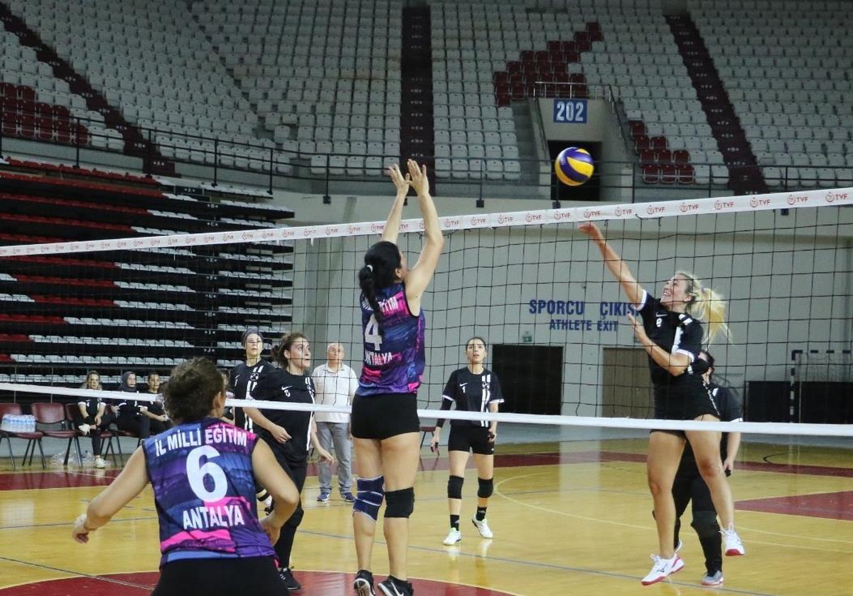 Antalya\'daki kurumlar arası kadın voleybol turnuvası sona erdi