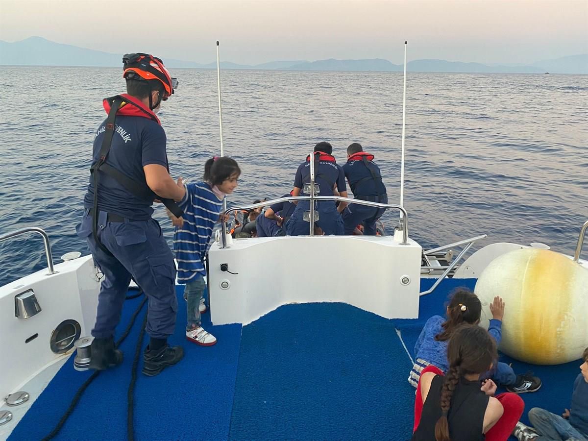 Aydın\'da Türk kara sularına itilen 144 düzensiz göçmen kurtarıldı