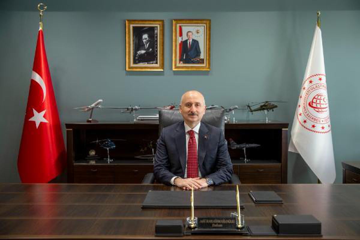 Bakan Karaismailoğlu Petrol sızıntısına karşı Akdeniz\'i bariyerle kapattık