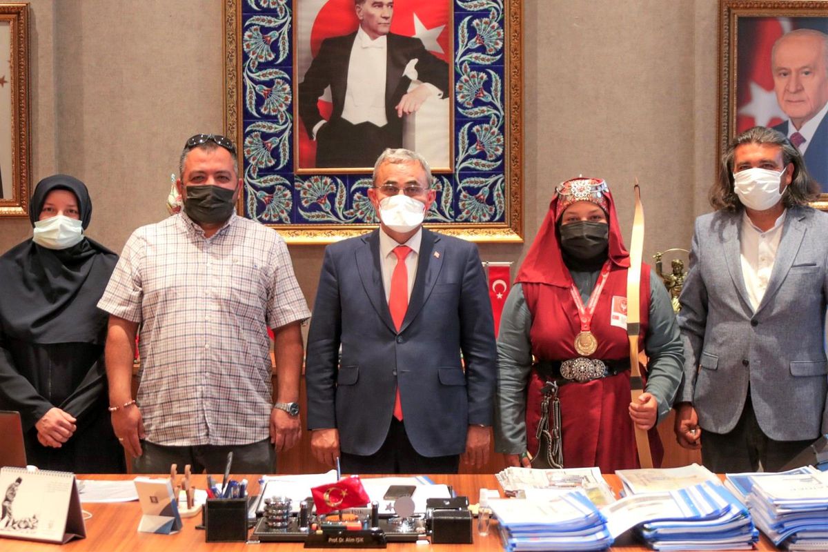 Başkan Işık, Kütahyalı başarılı okçu Zeynep\'i tebrik etti