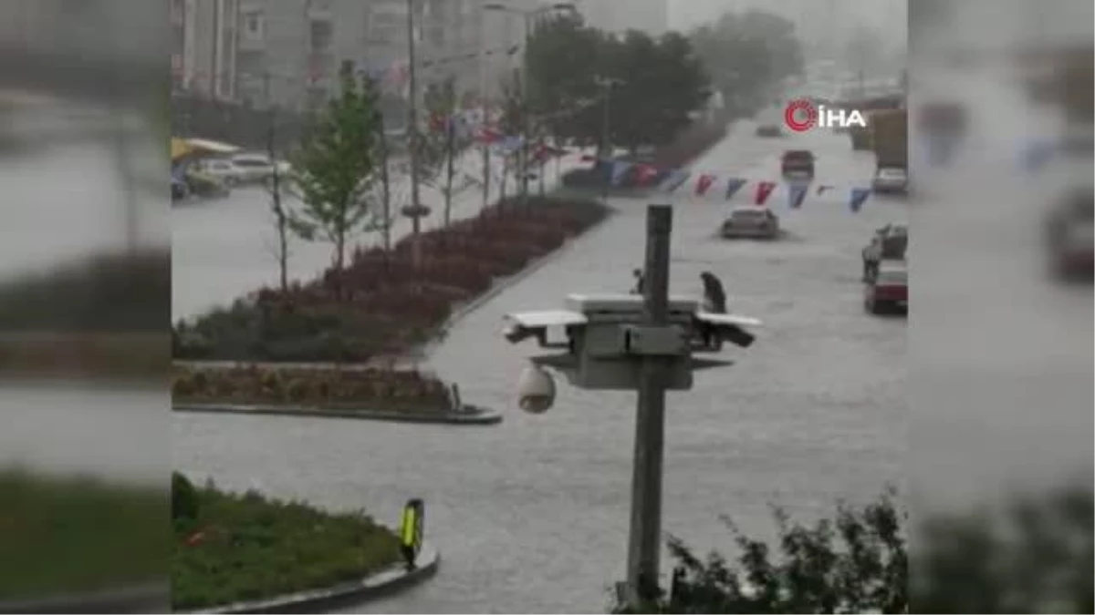 Çankırı\'da şiddetli yağış etkili oldu: Caddeler göle döndü, ev ve iş yerlerini su bastı