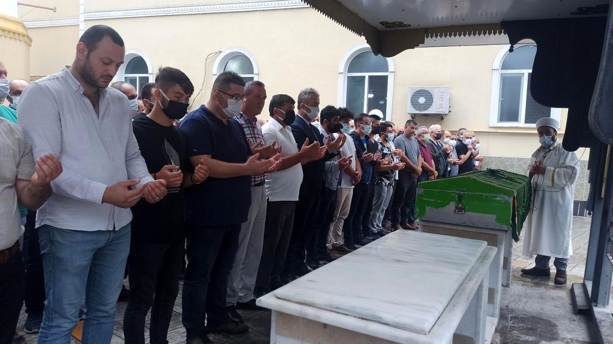 Denizde hayatını kaybeden muhtar defnedildi