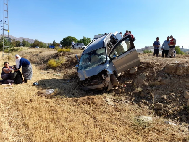 Elazığ'da iki hafif ticari araç çarpıştı: 6 yaralı