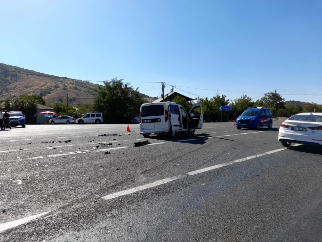 Elazığ'da iki hafif ticari araç çarpıştı: 6 yaralı
