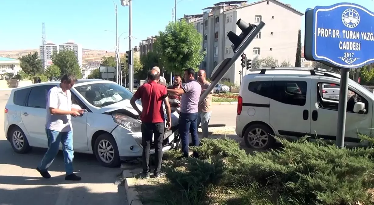 Elazığ\'da kontrolden çıkan otomobil önce araca ardından trafik ışığına çarptı