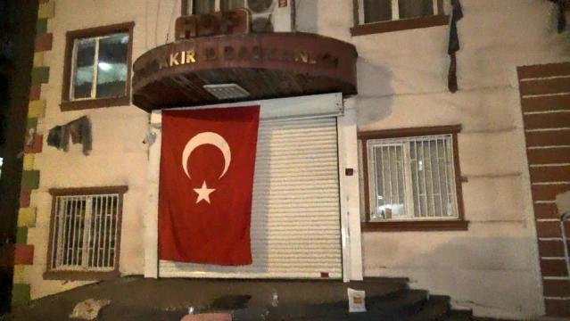 Diyarbakır'da evlat nöbeti tutan aileler, HDP İl Başkanlığı'nın kapısına dev Türk bayrağı astı