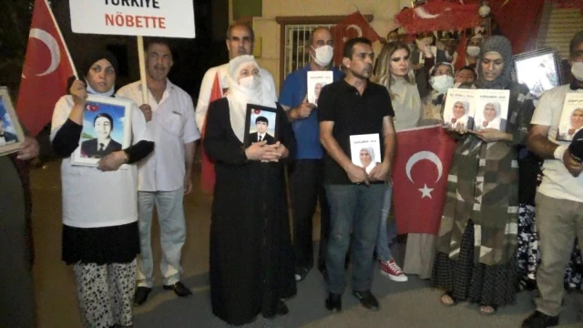 Diyarbakır'da evlat nöbeti tutan aileler, HDP İl Başkanlığı'nın kapısına dev Türk bayrağı astı