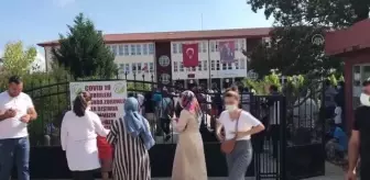 Fedakar dede uyum eğitimine başlayan torununu yalnız bırakmadı