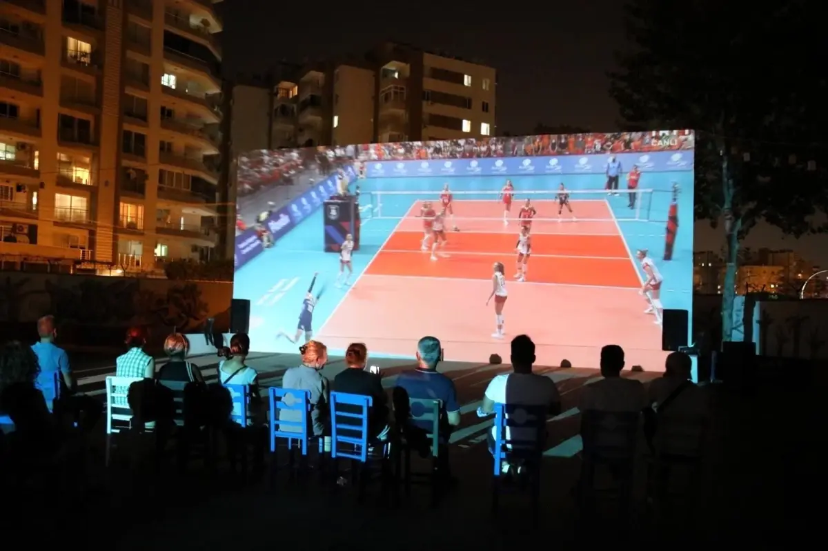 Filenin sultanlarını yazlık sinemada izlediler