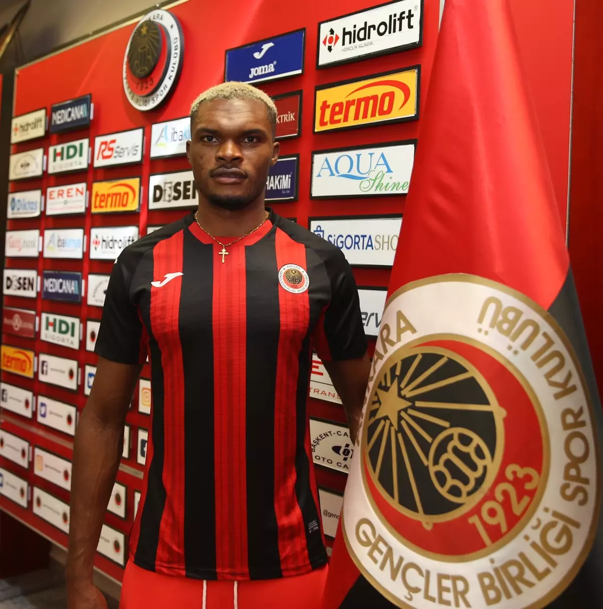 Gençlerbirliği, Nijeryalı forvet Blessing Eleke\'yi transfer etti