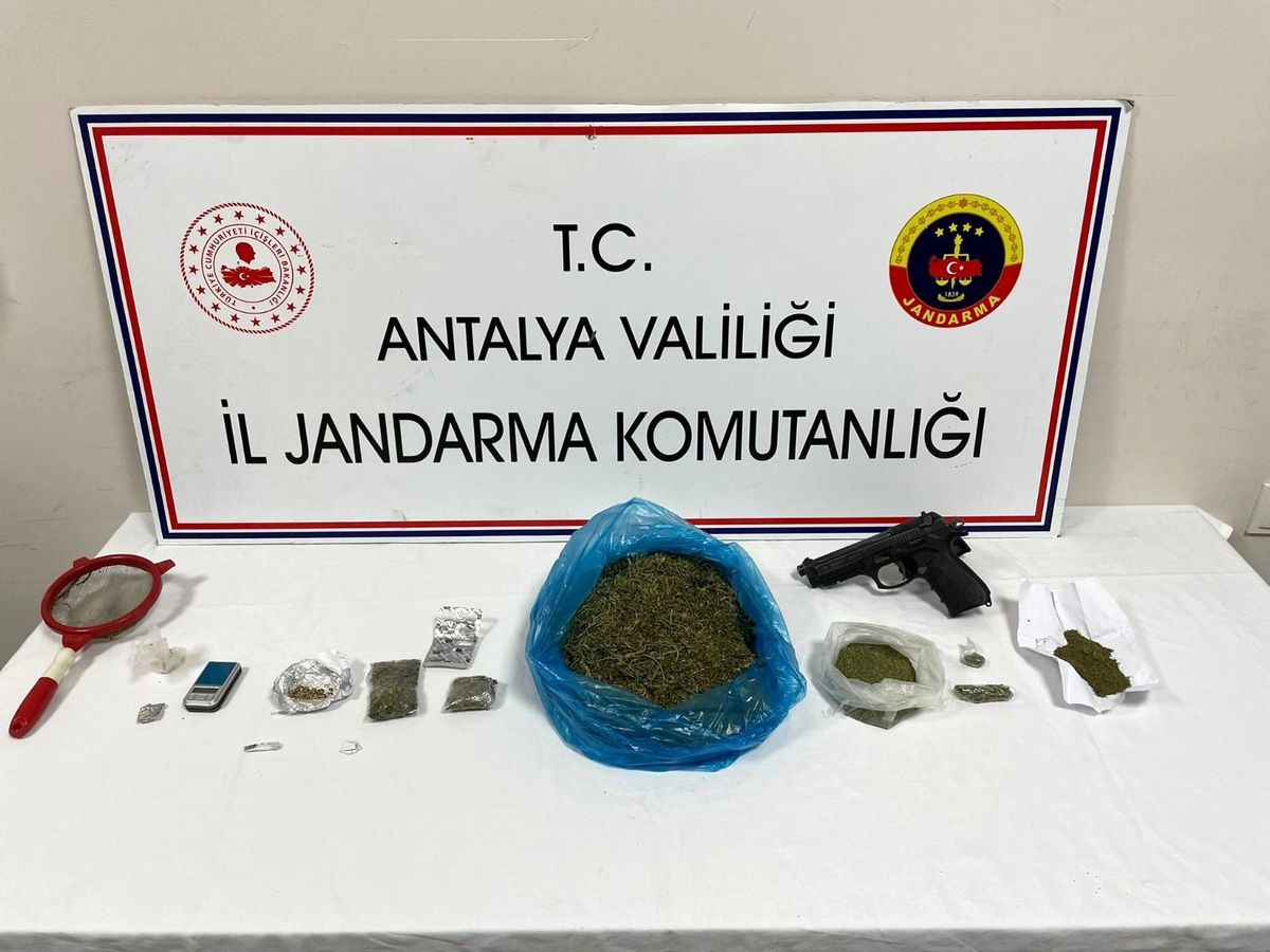 Son dakika... İhbar üzerine aranan evde farklı türlerde uyuşturucu bulundu