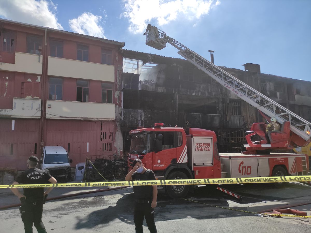 İkitelli Çevre Sanayi Sitesi\'ndeki yangının ardından soğutma çalışması sürüyor