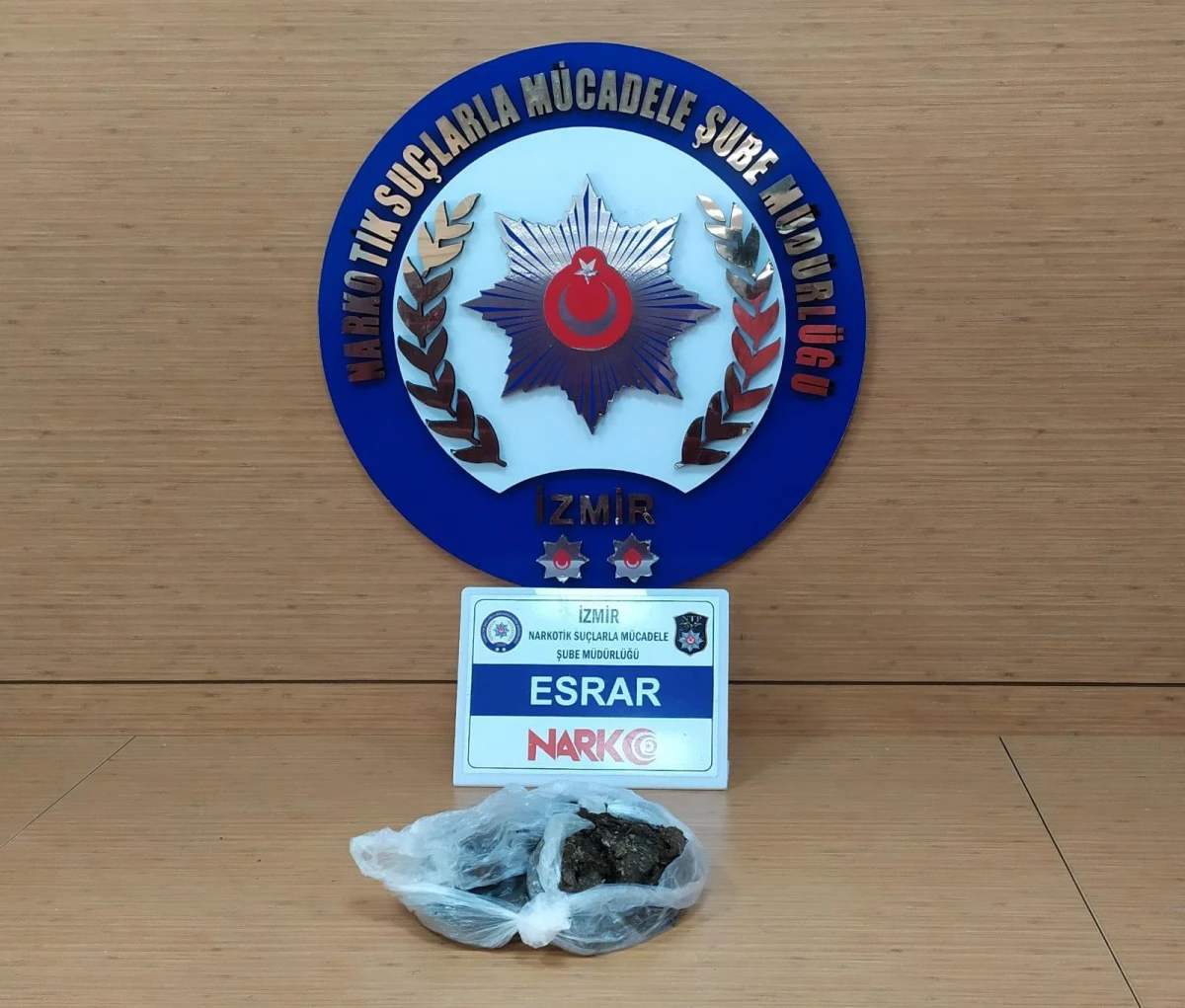 İzmir\'de havalimanında bir kişinin üzerinde 523 gram esrar ele geçirildi