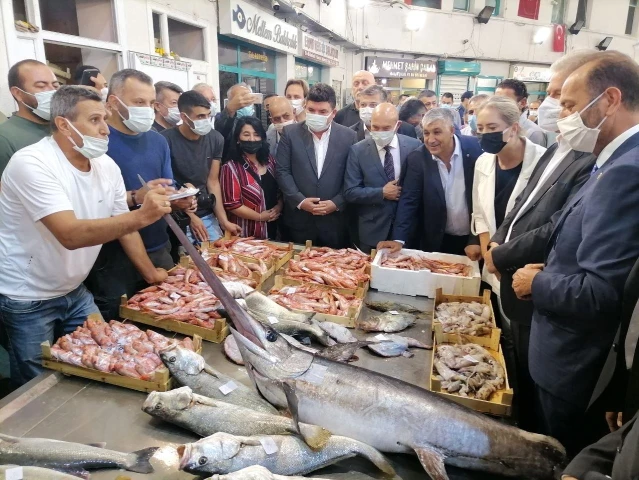 İzmir'in balık halinde bereket var