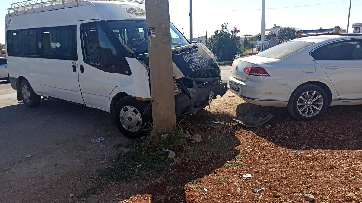 Kahta\'da minibüs ile otomobil çarpıştı: 2 yaralı