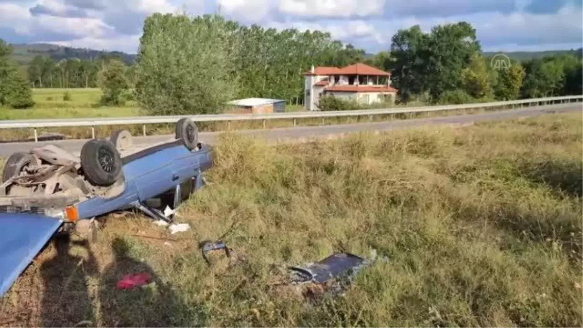 Karasu ilçesinde devrilen araçtaki iki kişi yaralandı