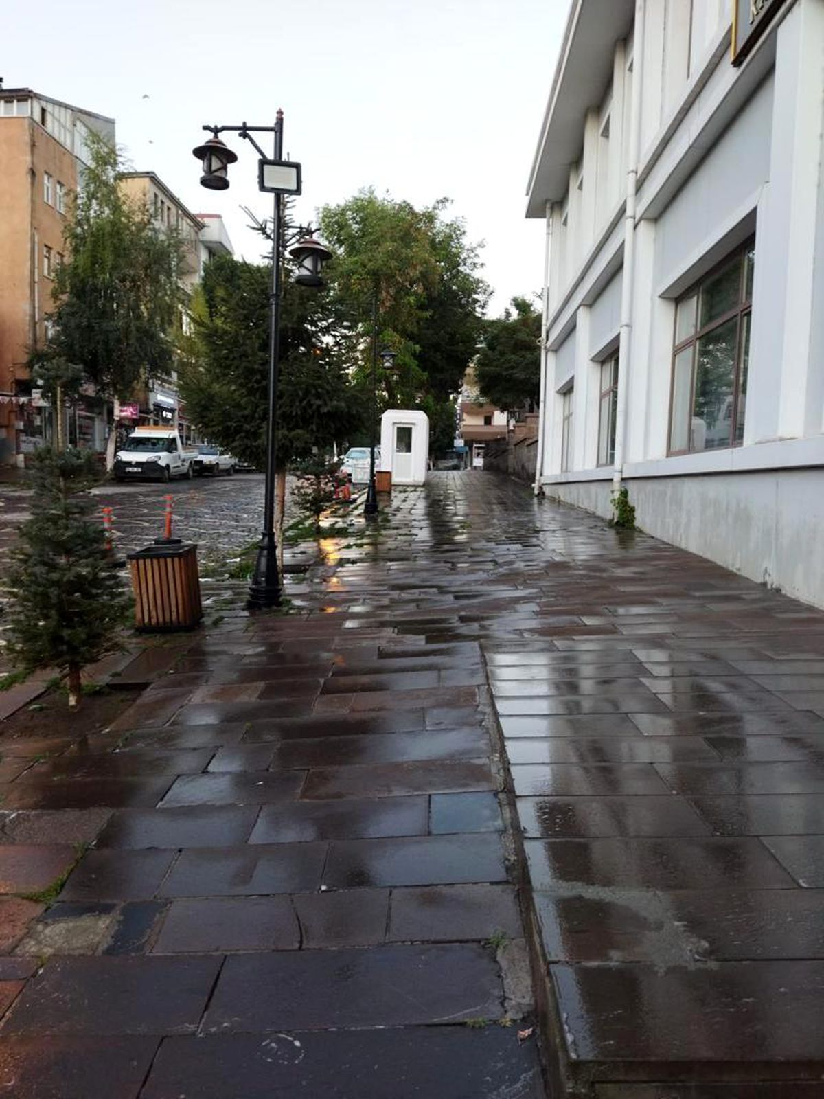 Kars\'ta kaldırımlar yıkanıyor