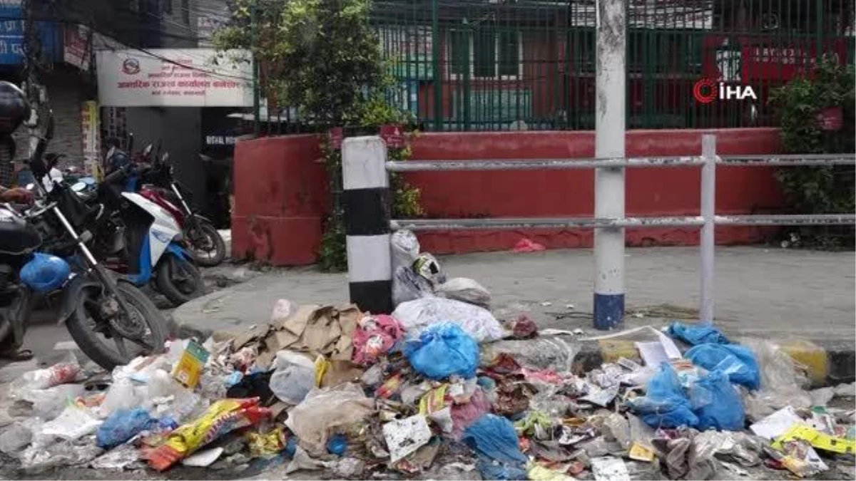 Katmandu sokakları çöp yığınlarıyla doldu