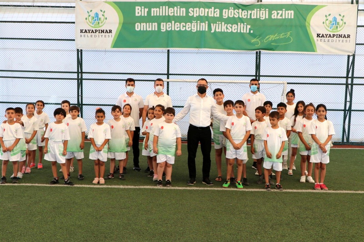 Kayapınar Belediyesi, 500 öğrenciye spor malzemesi dağıttı