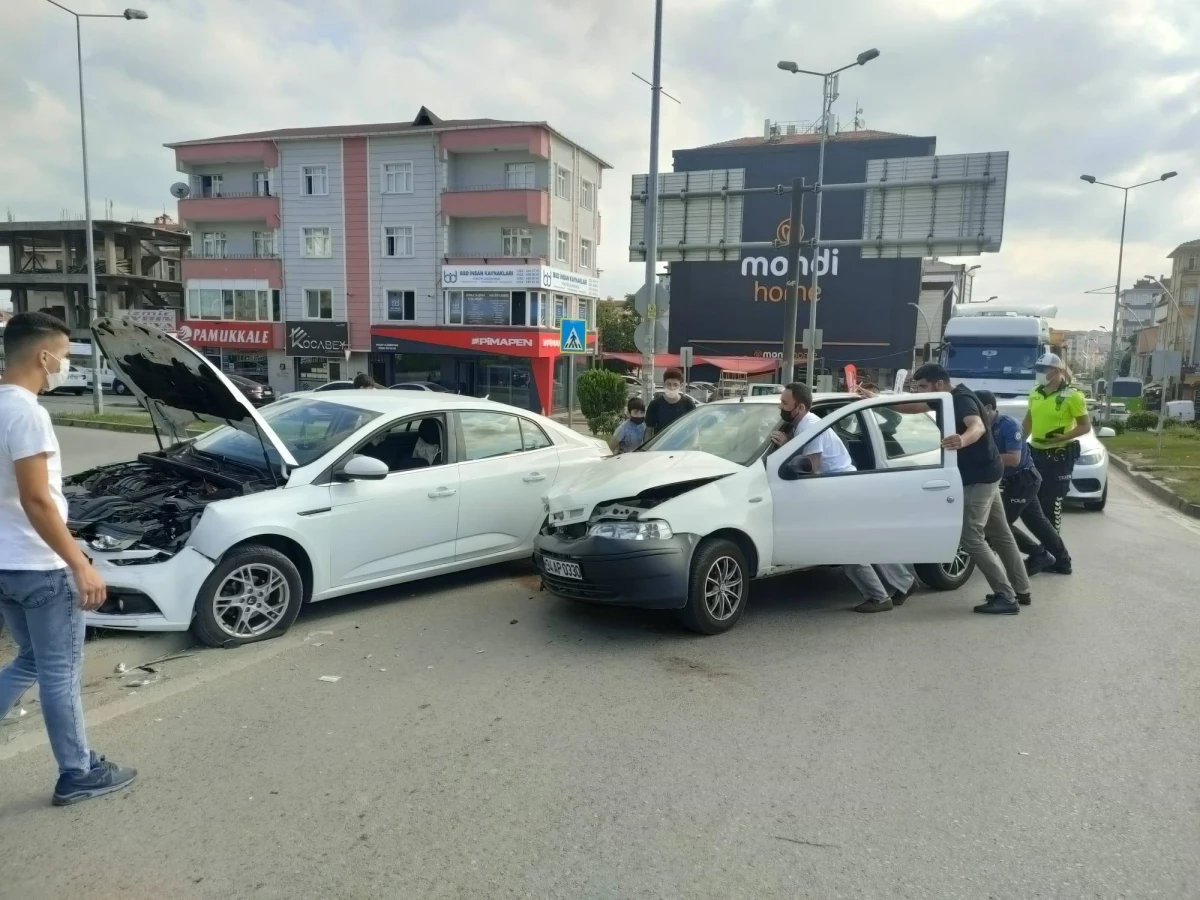 Kocaeli\'de iki otomobil çarpıştı: 1 yaralı