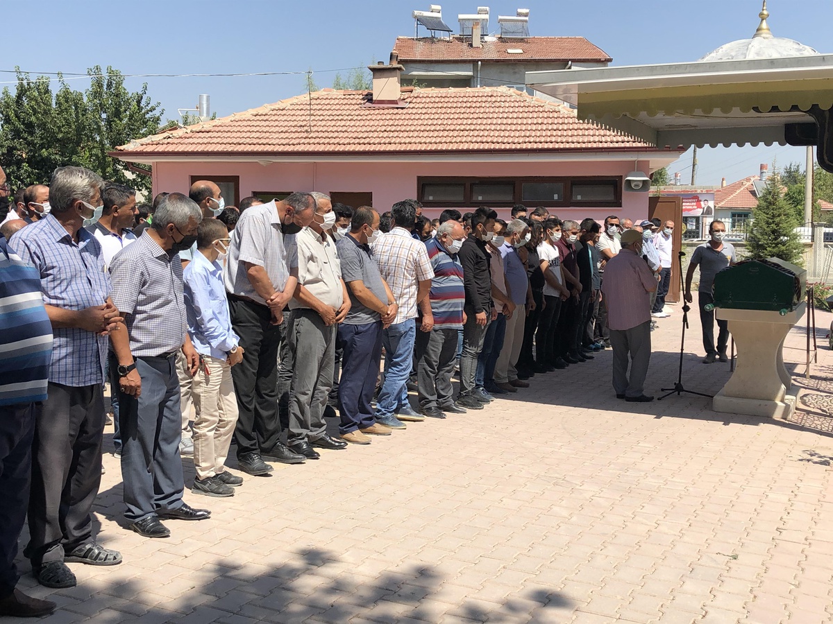 Konya\'da otomobilin çarptığı 4 yaşındaki çocuğun cenazesi defnedildi