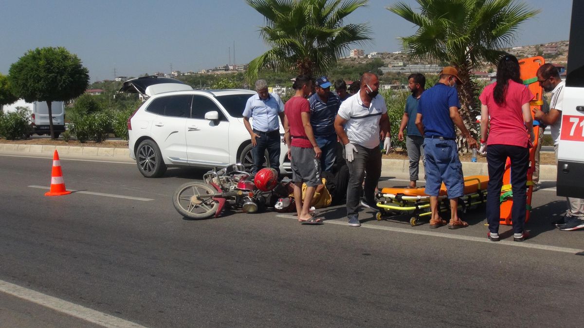 Mersin\'de otomobile çarpan motosiklet sürücüsü yaralandı