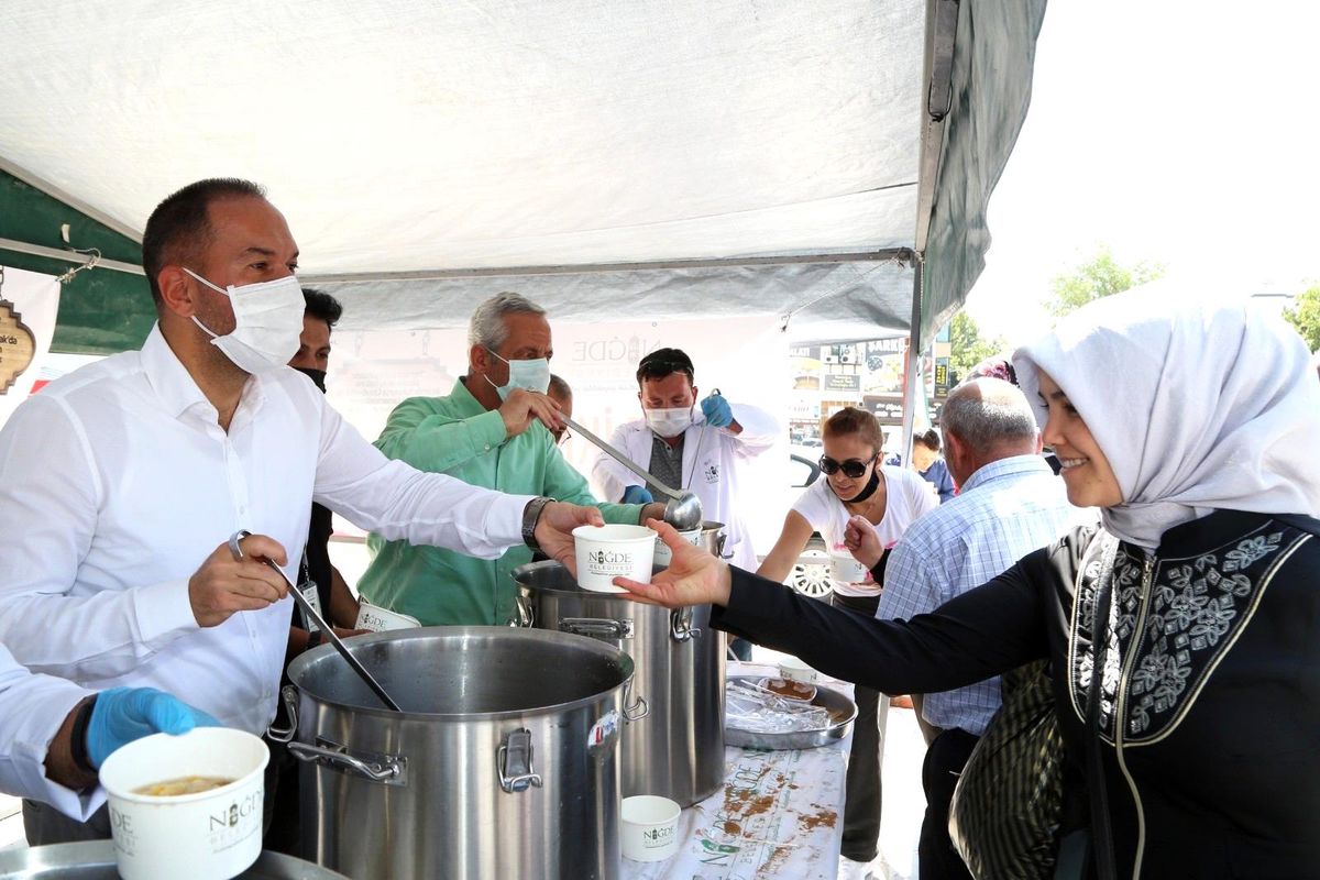 Niğde Belediyesi 20 bin kişiye aşure ikram etti