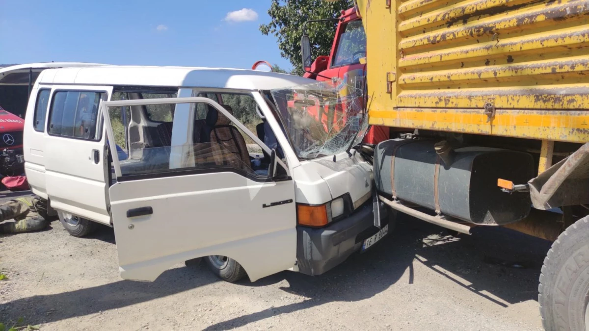 Orhangazi\'de kamyonla çarpışan minibüsün sürücüsü yaralandı