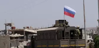 Rus askerleri, Dera'da ara buluculuk ettikleri anlaşmayla Esed rejiminin kuşattığı mahalleye girdi