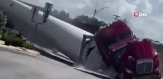 Rüzgar türbininin kanadını taşıyan tıra yük treni çarptı
