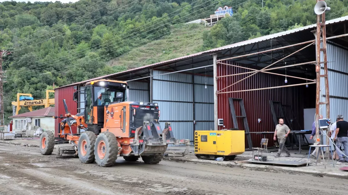 Son dakika haberleri... Sel felaketinin yaşandığı Ayancık\'ta esnafa geçici hizmet verebilecekleri iş yerleri inşa ediliyor