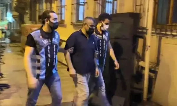 Taksim'de polisten otopark parası isteyen değnekçi suçüstü yakalandı Taksim'de polisten otopark parası isteyen değnekçi suçüstü yakalandı
