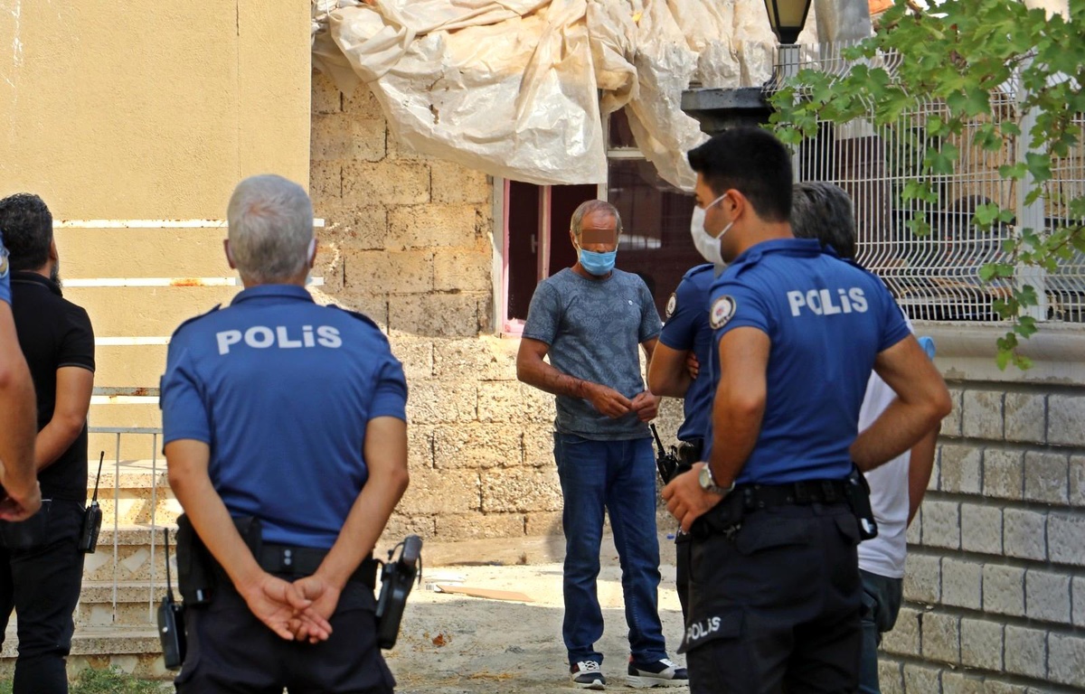 Tartıştığı karısının KADES butonuna bastığını polis kapıya gelince öğrenen adam çılgına döndü