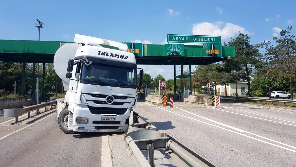 Tekeri patlayan tır gişenin bariyerlerine çarptı: 1 hafif yaralı