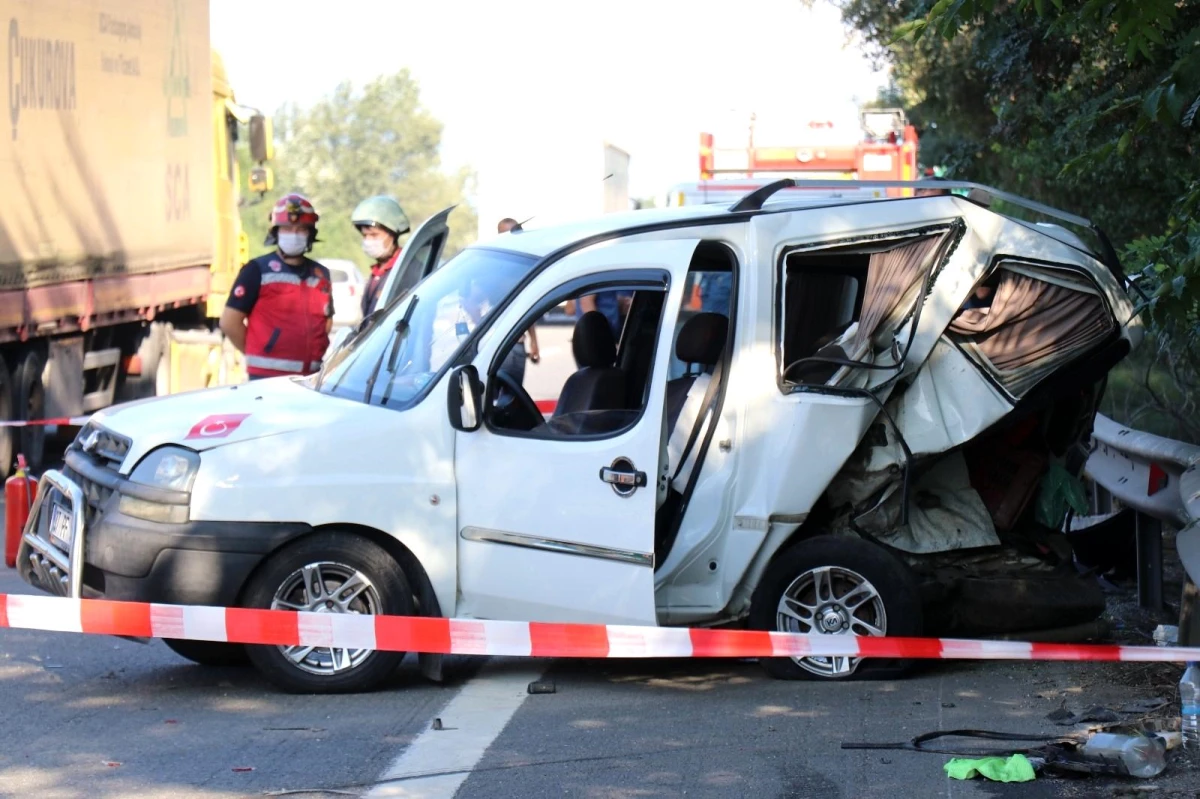 Son dakika haberi... TEM\'de iki hafif ticari araç çarpıştı: 1 ölü, 3 yaralı