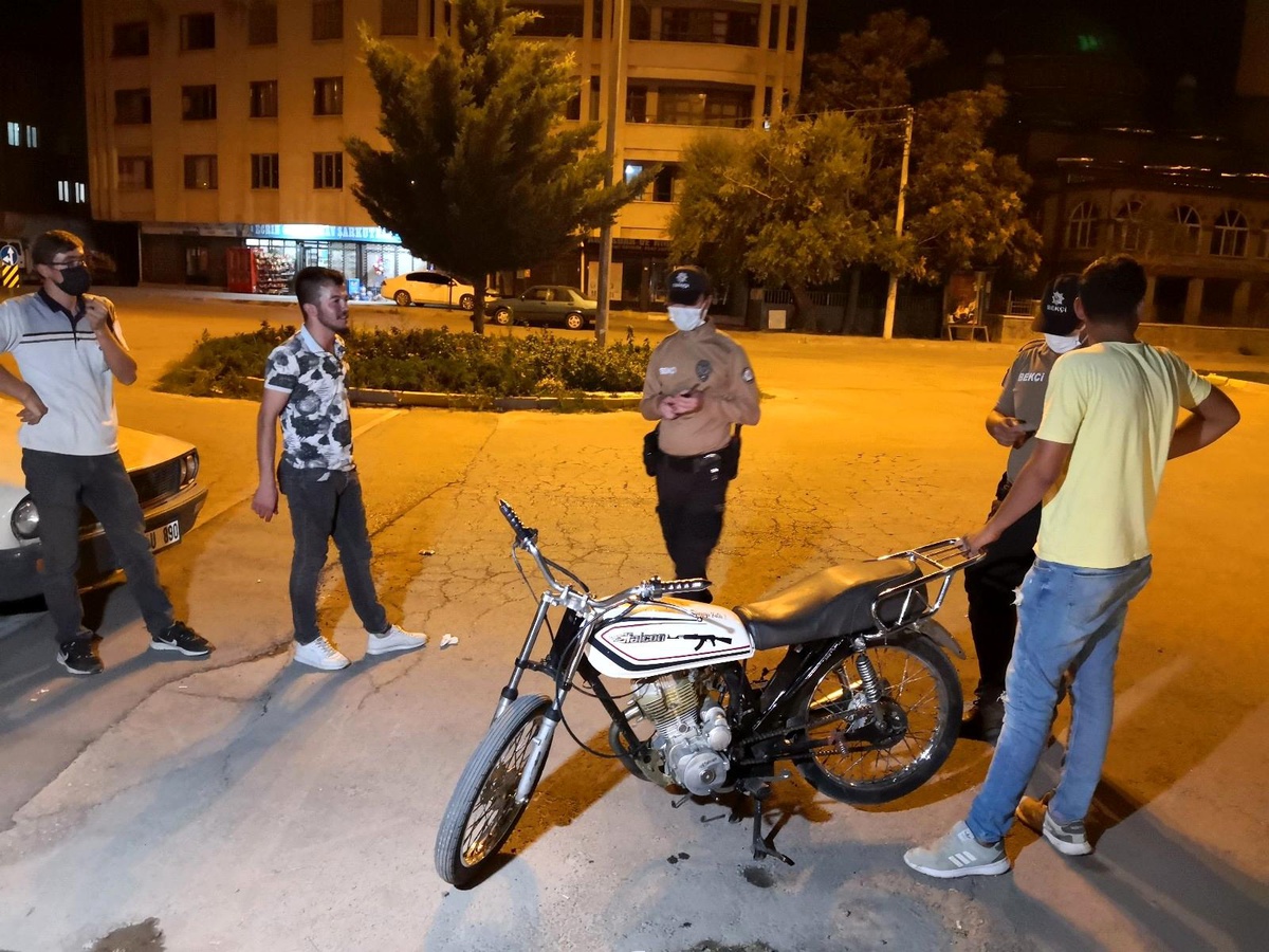 Tescilsiz motosiklet sürücüsü bekçilerden kaçamadı