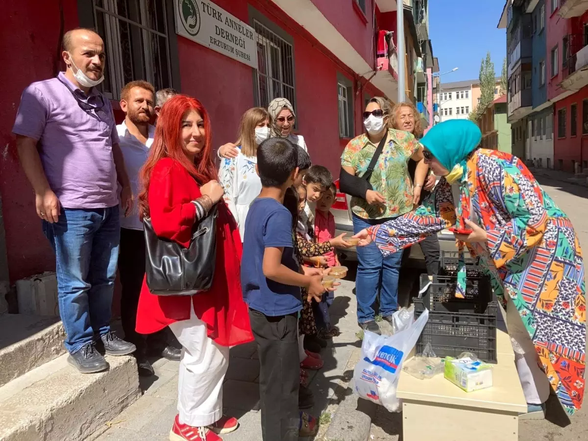 Türk Anneler Derneğinden Aşure dağıtımı