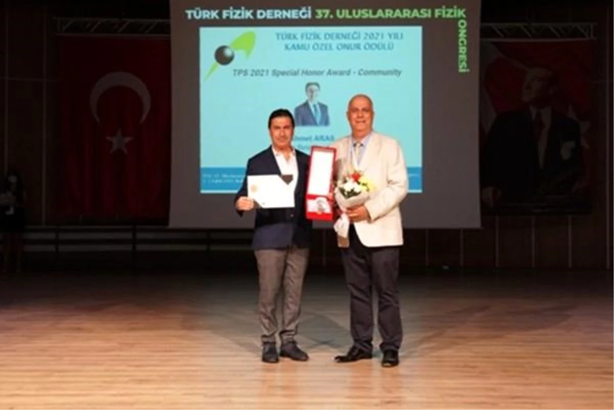 Türk Fizik Derneği\'nden Başkan Aras\'a onur ödülü