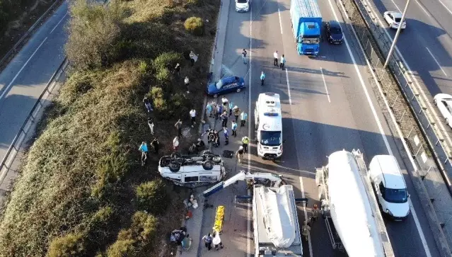 Takla atan midibüsün altında kalan şahıs, kurtarılmayı bekledi